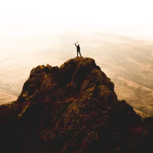 personal coaching Una persona in piedi in cima a una roccia
